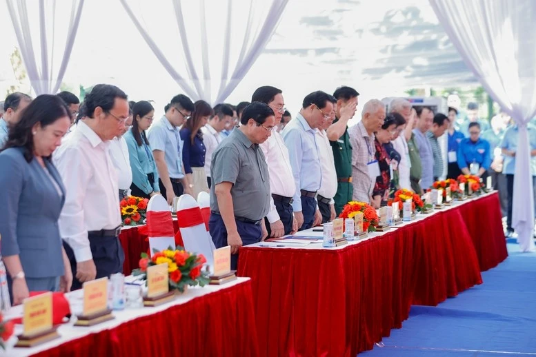 Thủ tướng Phạm Minh Chính và các đại biểu mặc niệm các chiến sĩ cách mạng đã hy sinh.