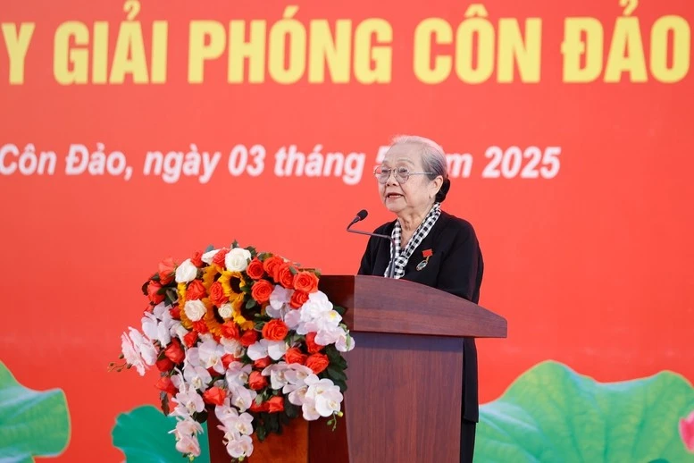 Bà Hoàng Thị Khánh, Trưởng Ban Liên lạc toàn quốc các chiến sĩ cách mạng Việt Nam bị địch bắt tù đày phát biểu.