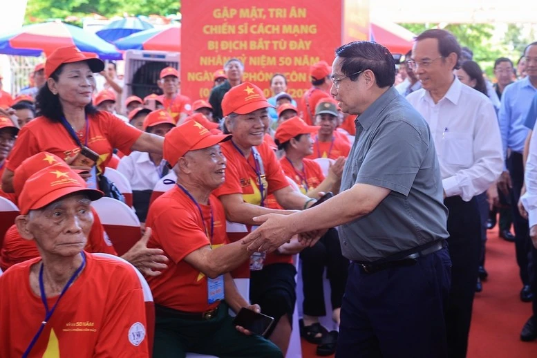 Thủ tướng Phạm Minh Chính và các chiến sĩ cách mạng, cựu tù chính trị bị địch bắt tù đày tham dự buổi gặp mặt, tri ân.