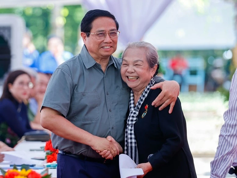 Thủ tướng và bà Hoàng Thị Khánh, Trưởng Ban Liên lạc toàn quốc các chiến sĩ cách mạng Việt Nam bị địch bắt tù đày.