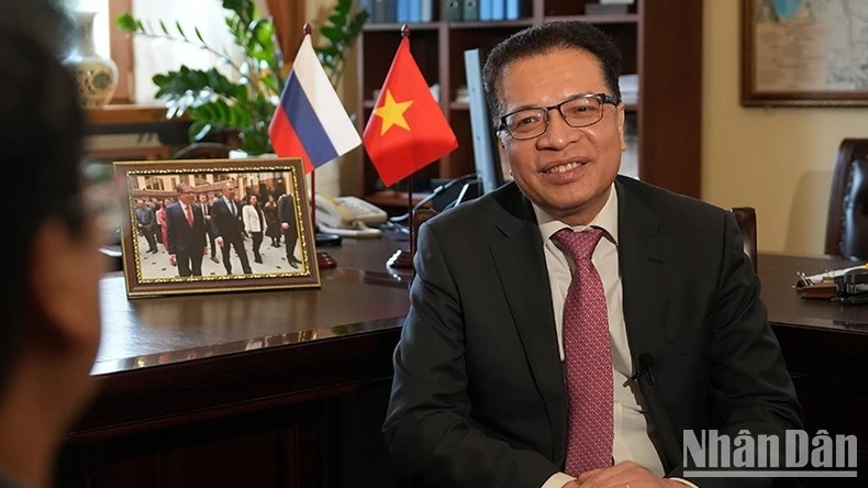 Đại sứ Việt Nam tại Liên bang Nga Đặng Minh Khôi trả lời phỏng vấn phóng viên Báo Nhân Dân thường trú tại Nga.