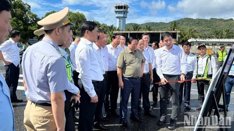 Thủ tướng Phạm Minh Chính nghe báo cáo về quy hoạch Cảng hàng không Côn Đảo.