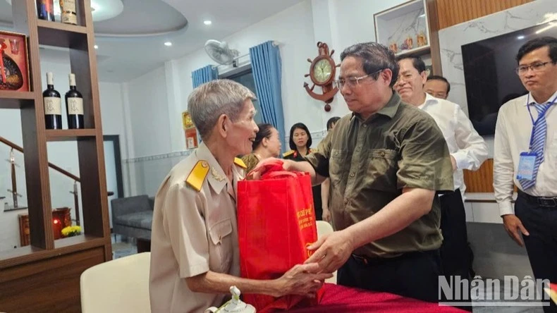 Thủ tướng Phạm Minh Chính tặng quà động viên thương binh, cựu tù Côn Đảo Nguyễn Xuân Viên.