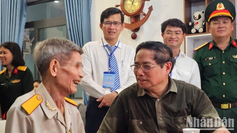 Thủ tướng Phạm Minh Chính thăm thương binh, cựu tù Côn Đảo Nguyễn Xuân Viên. Thủ tướng Phạm Minh Chính thăm thương binh, cựu tù Côn Đảo Nguyễn Xuân Viên.
