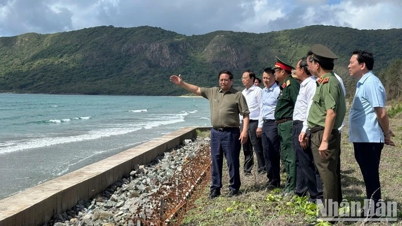 Thủ tướng Phạm Minh Chính đi thị sát khu vực sân bay Côn Đảo.