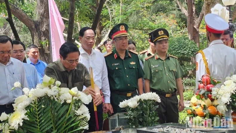 Thủ tướng Phạm Minh Chính và các đồng chí lãnh đạo dâng hương tại phần mộ Tổng Bí thư Lê Hồng Phong.