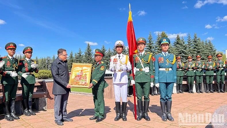 Đại sứ Việt Nam tại Liên bang Nga Đặng Minh Khôi thăm, động viên đoàn Quân đội nhân dân Việt Nam đang luyện tập ở thủ đô Moskva để tham gia Lễ duyệt binh tại Quảng trường Đỏ ngày 9/5.