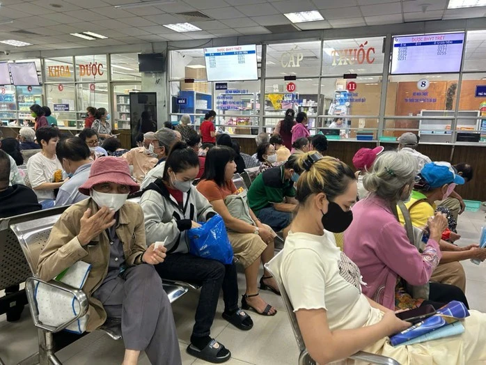 Khi đi khám chữa bệnh BHYT, người tham gia cần xuất trình thông tin về thẻ BHYT và giấy tờ chứng minh nhân thân.