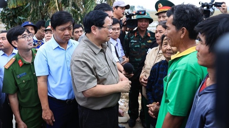 Thủ tướng Phạm Minh Chính thăm, động viên bà con nhân dân thôn Phú Hữu, xã Hòa Thịnh.