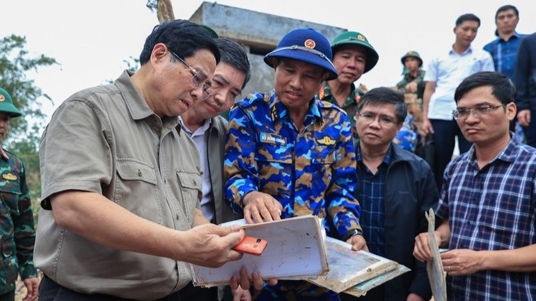 Thủ tướng Phạm Minh Chính xúc động xem những vật dụng của người dân còn sót lại sau lũ lụt.