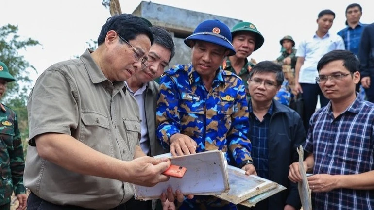 Thủ tướng Phạm Minh Chính xúc động xem những vật dụng của người dân còn sót lại sau lũ lụt.