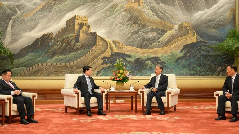 Chủ tịch nước Lương Cường hội kiến với Ủy viên trưởng Nhân đại toàn quốc Trung Quốc Triệu Lạc Tế.