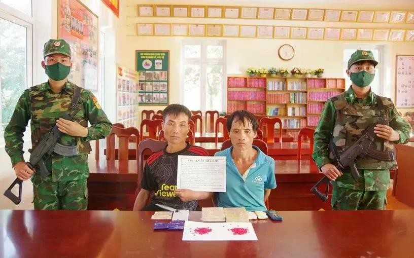 Hai đối tượng cùng tang vật vụ án. Hai đối tượng cùng tang vật vụ án.