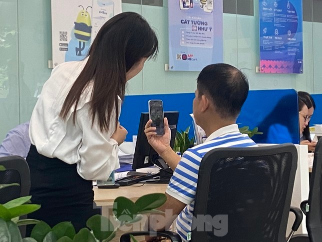 Doanh nghiệp nếu không dùng sinh trắc học sẽ dừng giao dịch tài khoản ngân hàng từ 1/7. Doanh nghiệp nếu không dùng sinh trắc học sẽ dừng giao dịch tài khoản ngân hàng từ 1/7.