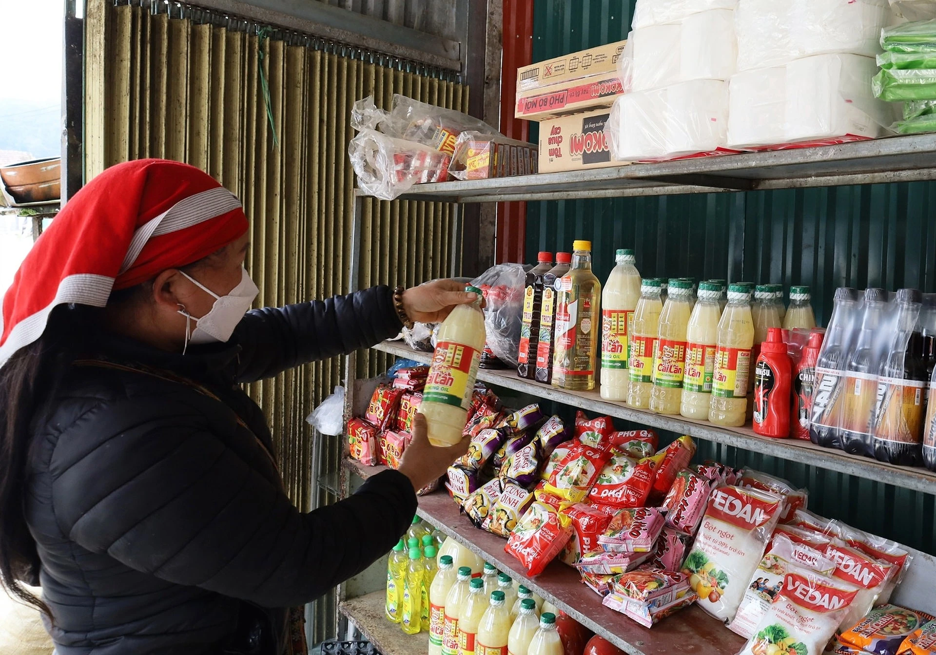 Người dân vùng cao tỉnh Lào Cai mua bán hàng hóa sản xuất trong nước.