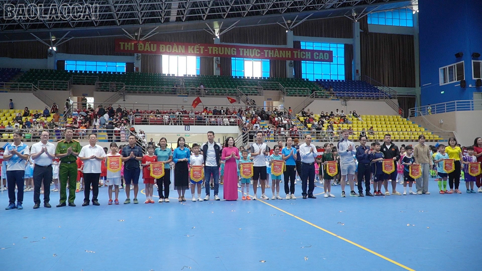 20 đội bóng đến từ 13 trường học trên địa bàn phường Cam Đường và phường Lào Cai tham gia giải. image.jpg