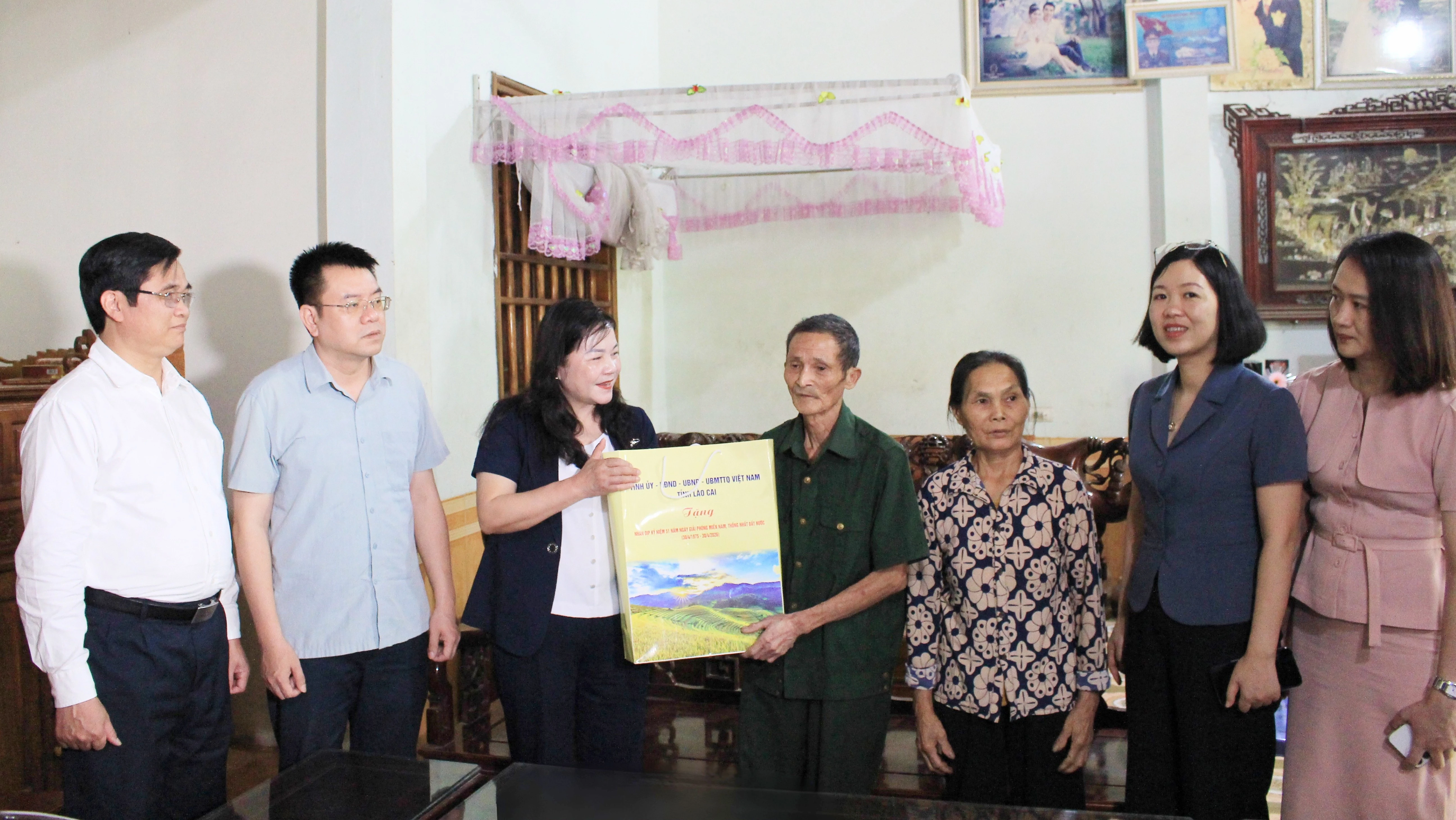 Đoàn công tác thăm, tặng quà ông Nguyễn Văn Thanh.