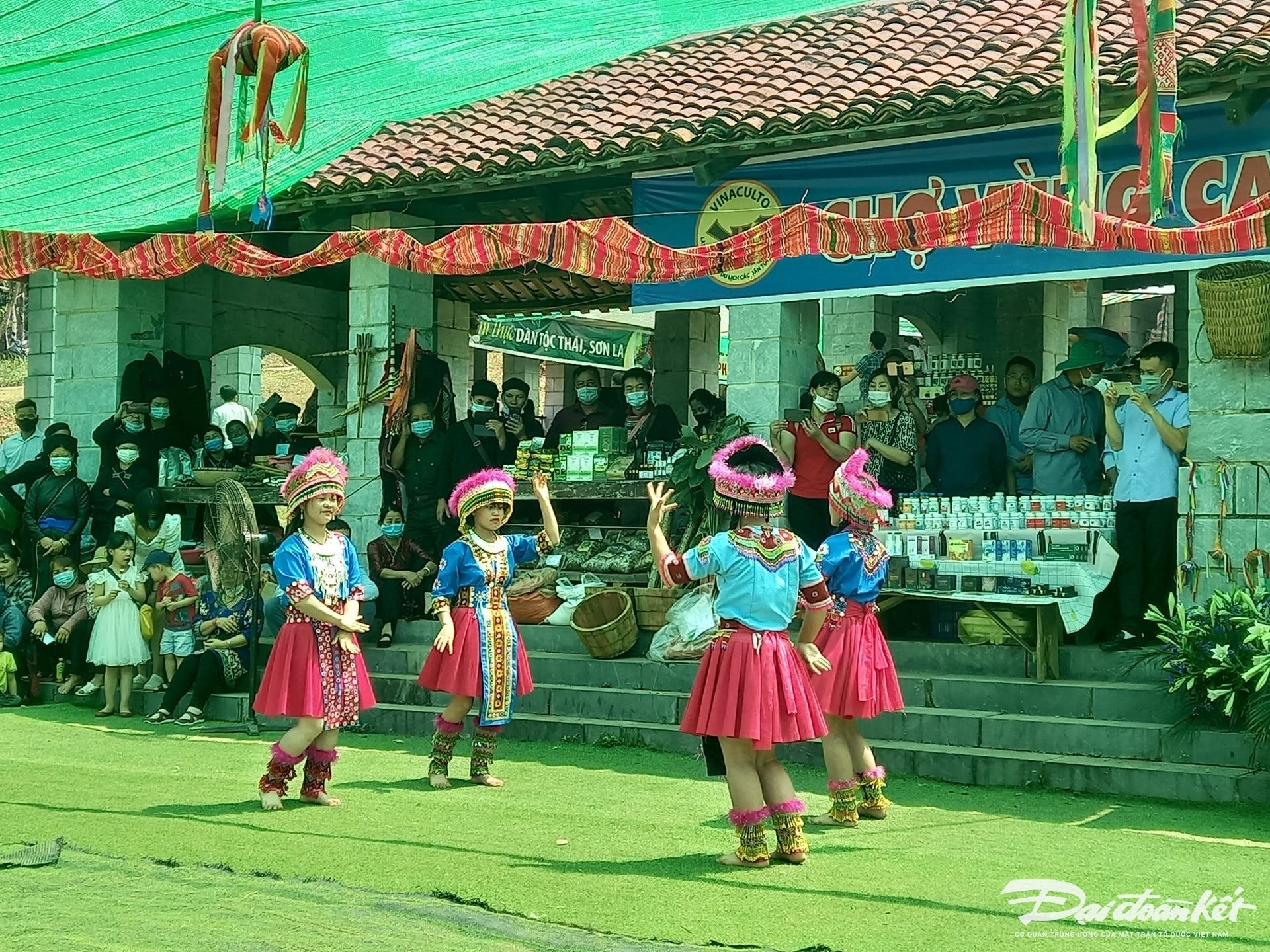 Hoạt động biểu diễn văn nghệ tại Làng Văn hóa. Hoạt động biểu diễn văn nghệ tại Làng Văn hóa.