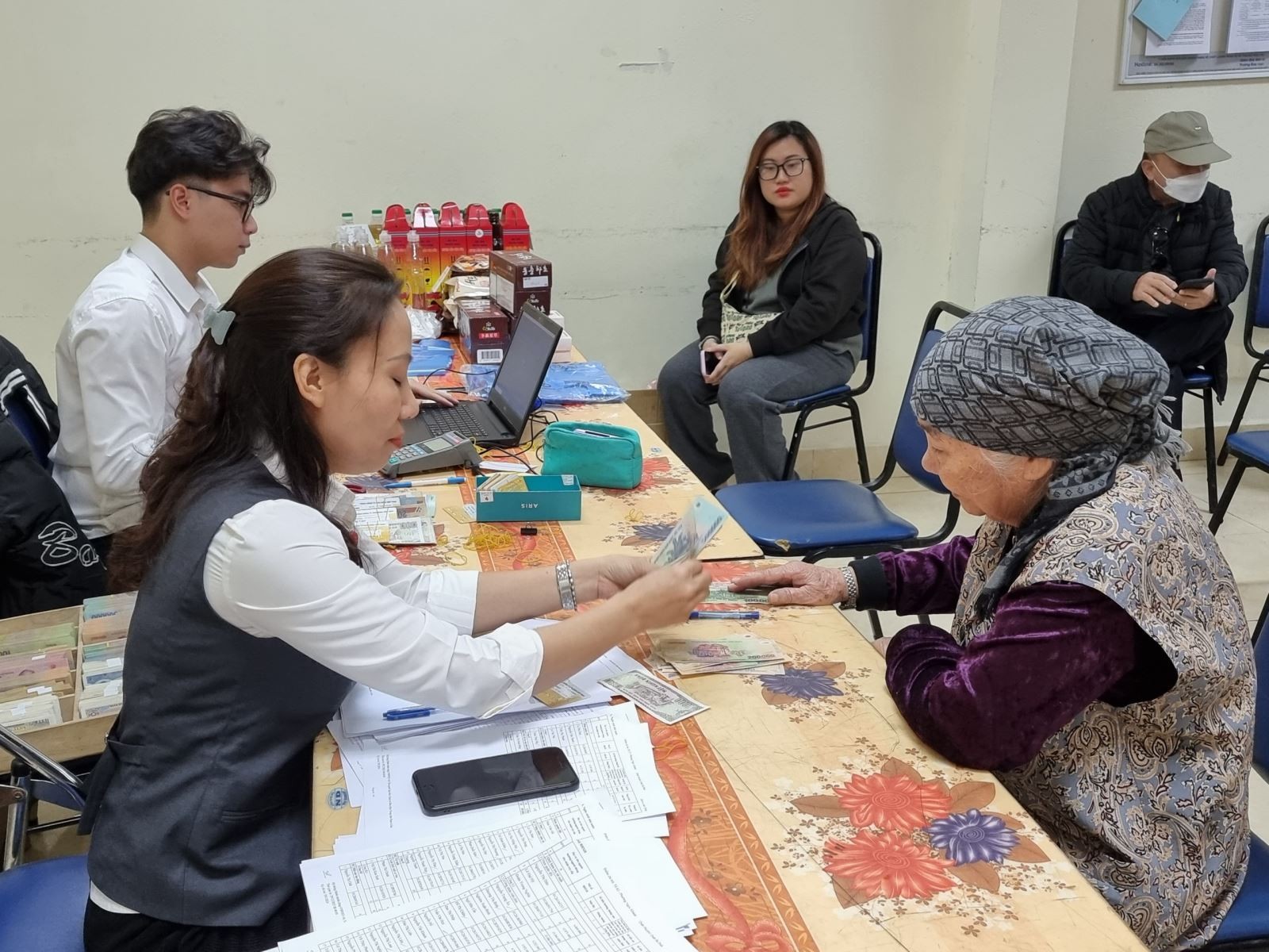 Chi trả lương hưu, trợ cấp cho người cao tuổi. Chi trả lương hưu, trợ cấp cho người cao tuổi.