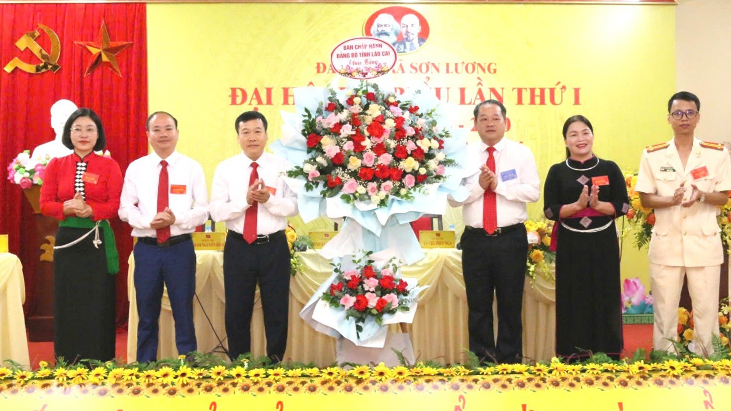 Đồng chí Lý Bình Minh tặng hoa chúc mừng đại hội. tang-hoa-179.jpg