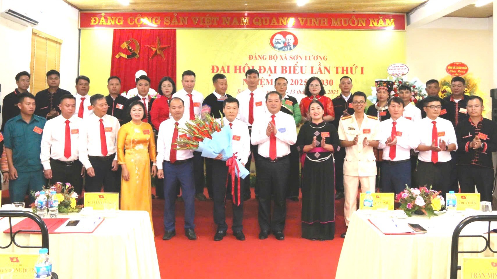 Đồng chí Phó Chủ tịch HĐND tỉnh tặng hoa chúc mừng Ban Chấp hành Đảng bộ xã Sơn Lương, nhiệm kỳ 2025 - 2030. tang-hoa1-6824.jpg