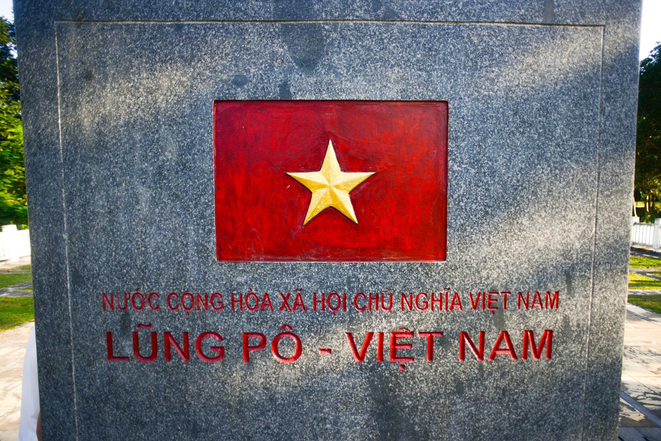 Hiện tại, cột cờ Lũng Pô đặt tại khu vực Trạm biên phòng Lũng Pô ở xã A Mú Sung (Bát Xát, Lào Cai), công trình được khởi công xây dựng vào ngày 26/3/2016 và hoàn thành ngày 16/12/2017. Hiện tại, cột cờ Lũng Pô đặt tại khu vực Trạm biên phòng Lũng Pô ở xã A Mú Sung (Bát Xát, Lào Cai), công trình được khởi công xây dựng vào ngày 26/3/2016 và hoàn thành ngày 16/12/2017.