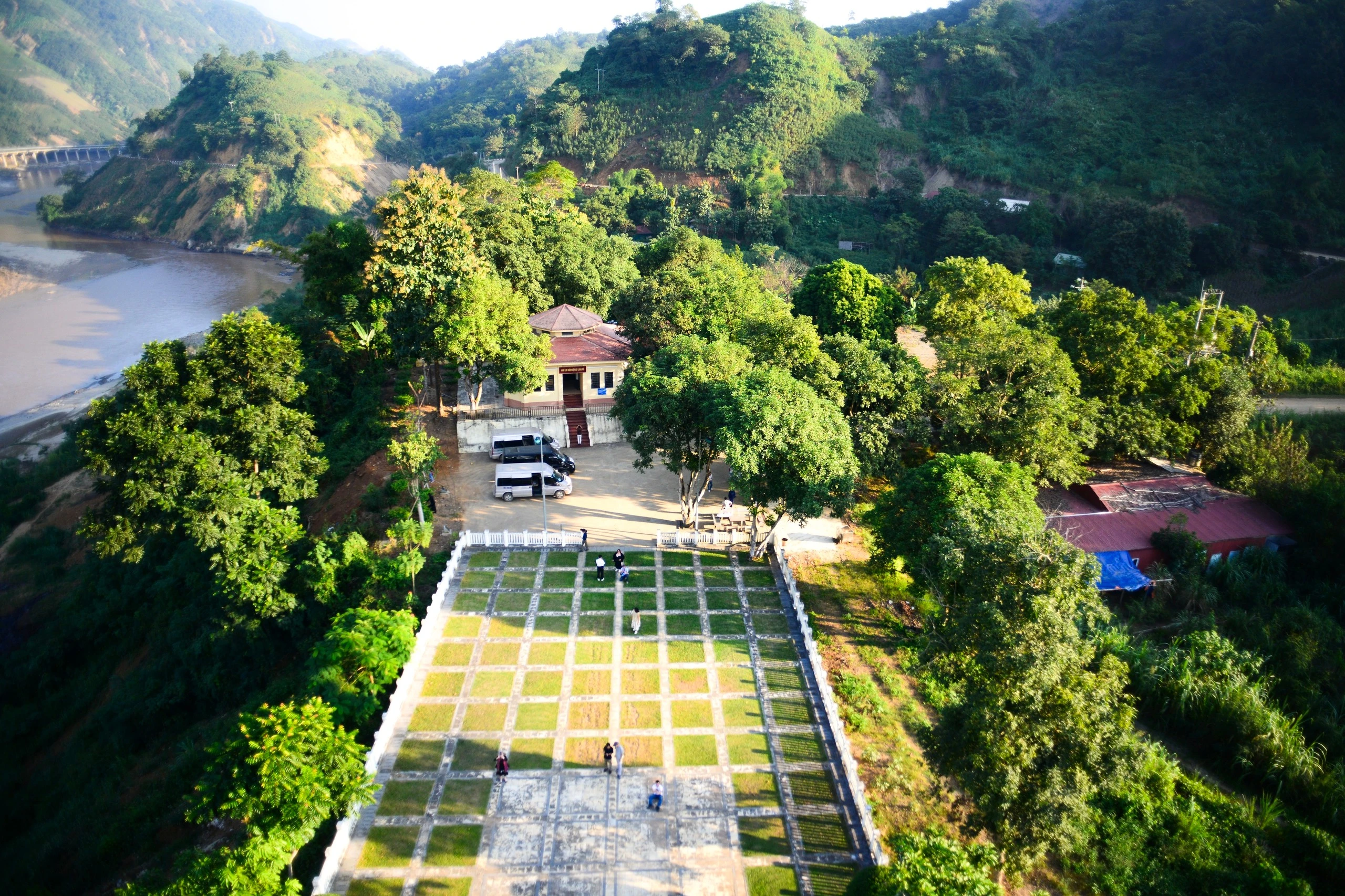 Công trình cột cờ Lũng Pô không chỉ có ý nghĩa quan trọng khẳng định chủ quyền lãnh thổ quốc gia mà còn là sự tôn vinh những người anh hùng đã ngã xuống vì độc lập chủ quyền biên giới Tổ quốc.