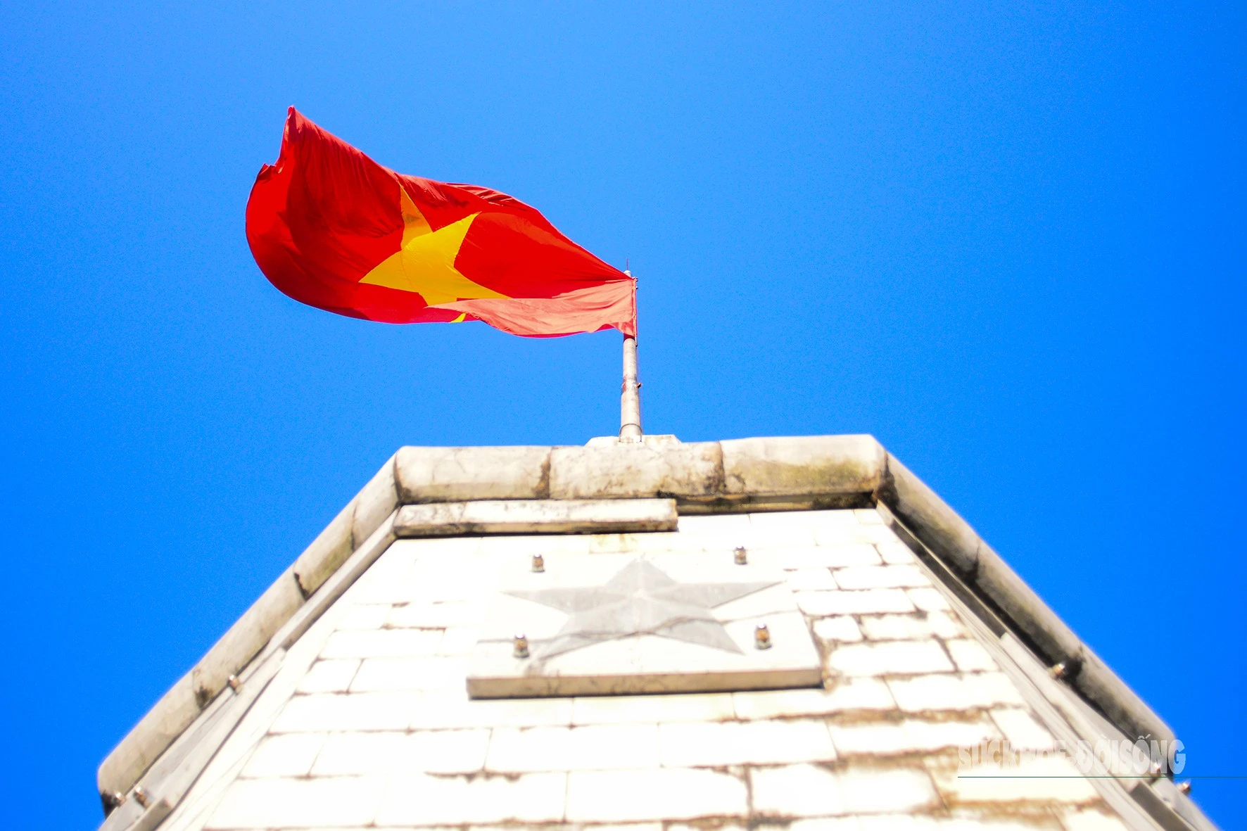 Tung bay trên đỉnh cột cờ Lũng Pô lá cờ có diện tích 25m2 có ý nghĩa tượng trưng cho 25 dân tộc anh em ở Lào Cai.