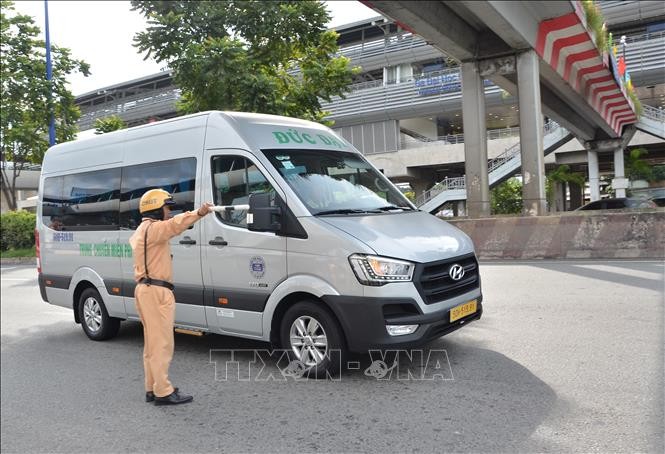 Công an ra hiệu lệnh dừng xe khách để kiểm tra hành chính.