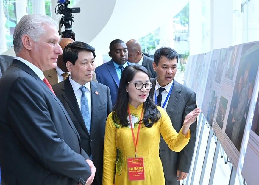 Chủ tịch nước Lương Cường và Bí thư thứ nhất, Chủ tịch nước Cuba Miguel Díaz-Canel Bermúdez xem triển lãm.