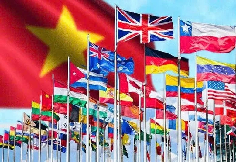 Việt Nam đã và đang lựa chọn một cách tiếp cận khác: không đứng ngoài, không đứng giữa một cách thụ động, mà chủ động định vị mình trong dòng chảy tái cấu trúc của thế giới.