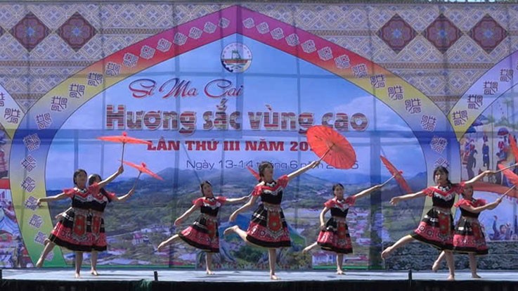 ការសម្តែងពិសេសរបស់ជនជាតិភាគតិចក្នុងតំបន់ត្រូវបានសម្តែងក្នុងពិធីបុណ្យ។ z6704877712615-8c78fc5f3d44956214566265bbc8f91a.jpg
