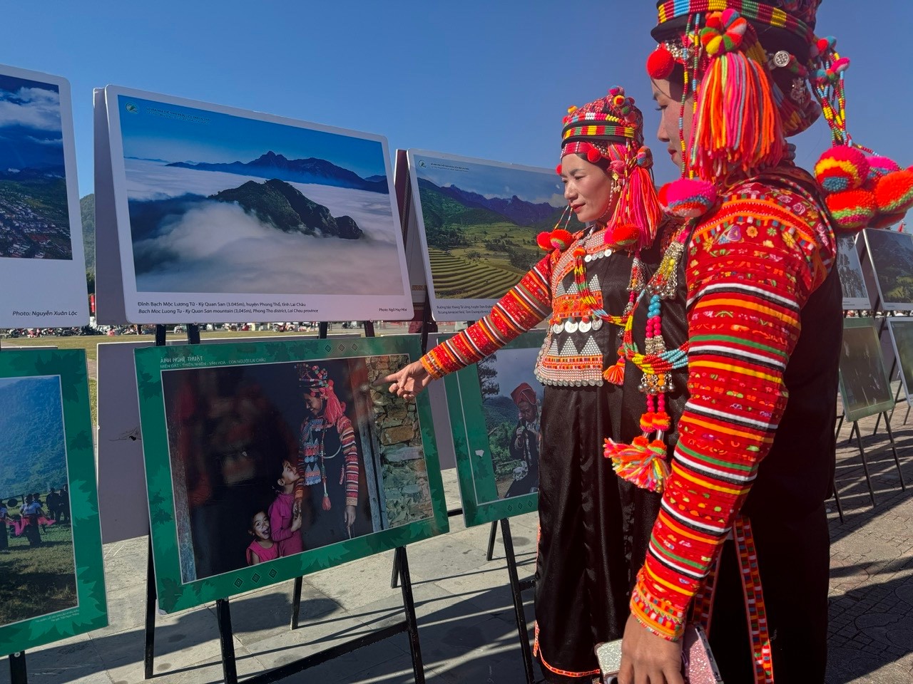 Người dân Hà Nhì (xã Thu Lũm) tham quan khu vực triển lãm ảnh đẹp du lịch.
