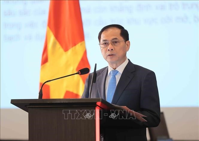 Phó thủ tướng, Bộ trưởng Bộ Ngoại giao Bùi Thanh Sơn phát biểu. Phó thủ tướng, Bộ trưởng Bộ Ngoại giao Bùi Thanh Sơn phát biểu.
