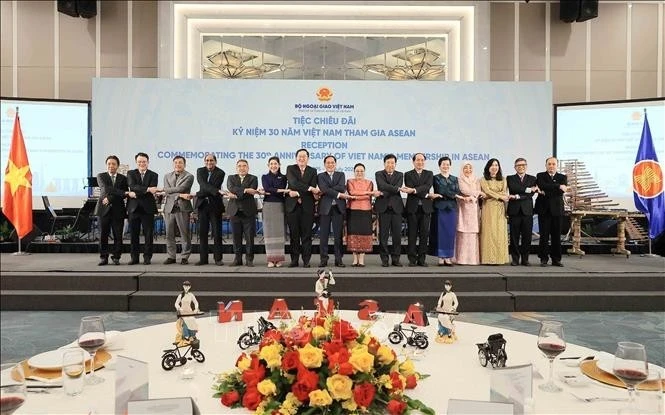 Phó thủ tướng, Bộ trưởng Bộ Ngoại giao Bùi Thanh Sơn với các đại biểu.