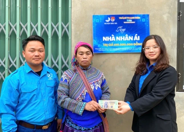 Chị Cư Thị Ngọc Linh - Bí thư Huyện Đoàn Bắc Hà (ngoài cùng bên phải) cho biết, phong trào hỗ trợ xóa nhà tạm, nhà dột nát và nhà bị ảnh hưởng bởi hoàn lưu bão số 3 được tuyên truyền sâu rộng trong lực lượng đoàn viên, thanh niên và Nhân dân. Các chính sách, nguồn hỗ trợ được cập nhật thường xuyên nên tạo được sự đồng lòng, chung sức, tích cực tham gia đóng góp của các tầng lớp.