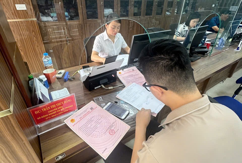 Người dân có thể nộp hồ sơ tại điểm gần nhất mà không cần phải vượt qua hàng chục km để đến trung tâm xã hay trung tâm tỉnh. hcc6.jpg