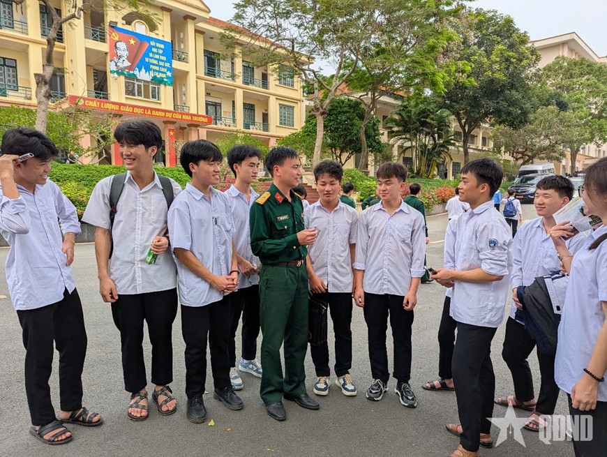 បុគ្គលិកមន្ទីរនយោបាយ បញ្ជាការដ្ឋានយោធាខេត្ត Lao Cai ណែនាំសិស្សានុសិស្ស។ Cán bộ Phòng chính trị, Bộ CHQS tỉnh Lào Cai tư vấn cho học sinh.