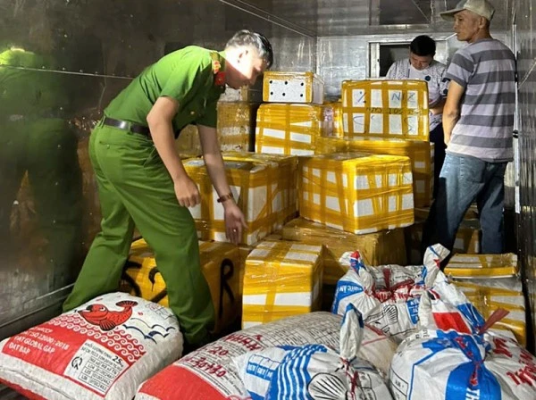 Lực lượng Quản lý thị trường và Cảnh sát kinh tế Công an tỉnh Kiên Giang phát hiện gần 400kg tôm chứa tạp chất.