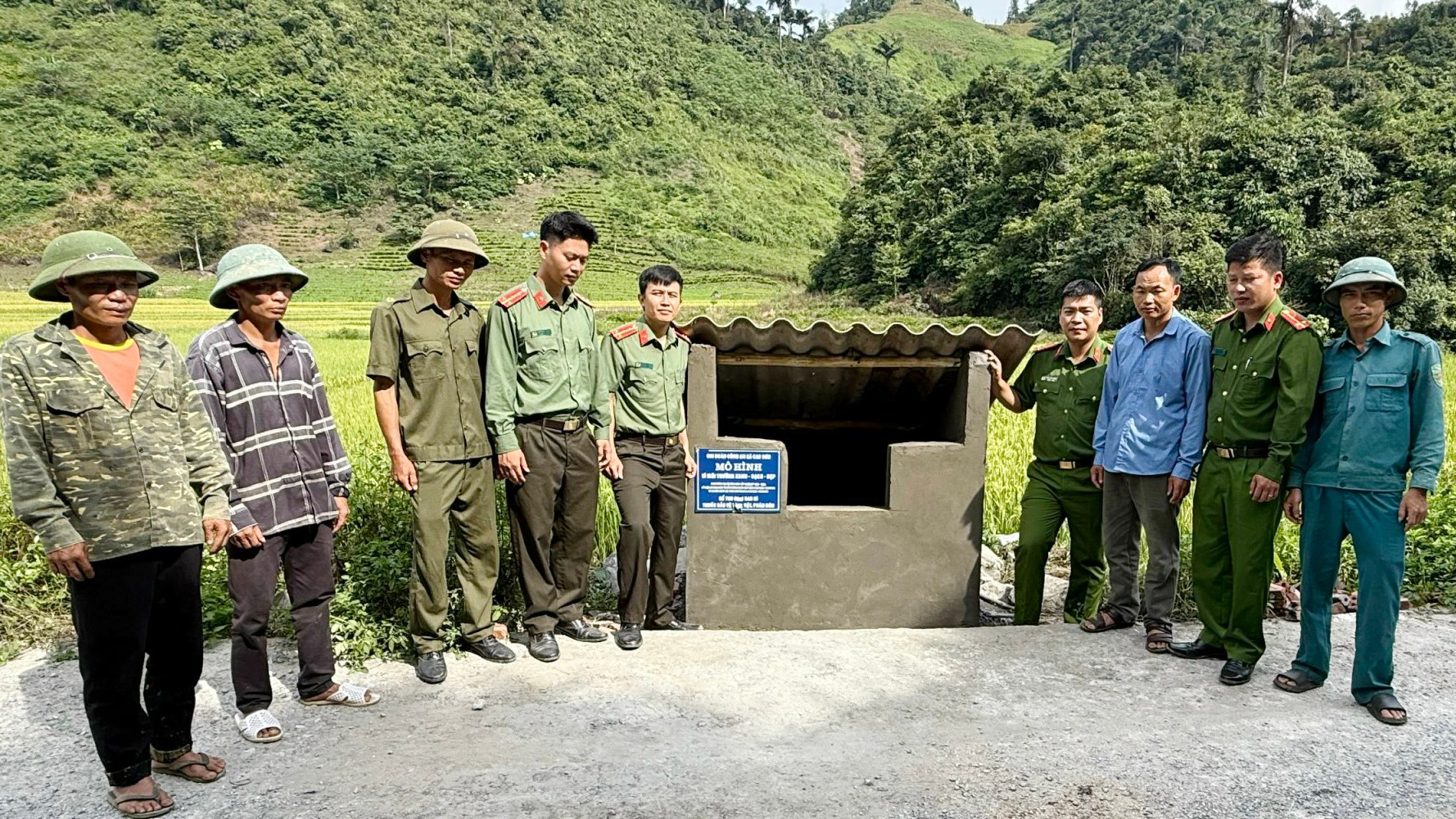 Ra mắt mô hình bể thu gom bao bì, thuốc bảo vệ thực vật, phân bón trên đồng ruộng. ra-mat-mo-hinh-mo-hinh-be-thu-gom-bao-bi-thuoc-bao-ve-thuc-vat-phan-bon-tren-dong-ruong.jpg