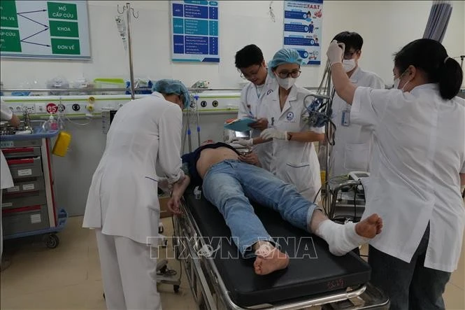 Nạn nhân vụ tai nạn đang được cấp cứu tại Bệnh viện đa khoa Vĩnh Phúc, tỉnh Phú Thọ.