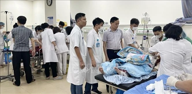 Bệnh viện đa khoa Vĩnh Phúc, tỉnh Phú Thọ huy động nhân lực cứu chữa nạn nhân vụ tai nạn.