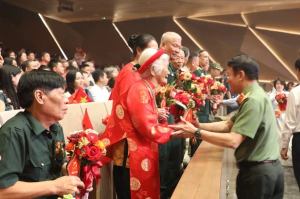 Bộ trưởng Bộ Công an Lương Tam Quang tặng quà tri ân Mẹ Việt Nam Anh hùng.