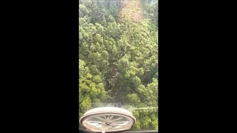 Mảnh vỡ của trực thăng gặp nạn được Lực lượng tìm kiếm và cứu nạn quốc gia Indonesia tìm thấy tại tỉnh Tây Kalimantan, ngày 16/4/2026. (Ảnh: THX/TTXVN)