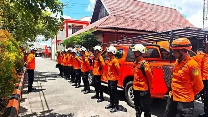 Lực lượng cứu hộ Indonesia được triển khai tìm kiếm trực thăng mất tích tại tỉnh Tây Kalimantan, ngày 16/4/2026.