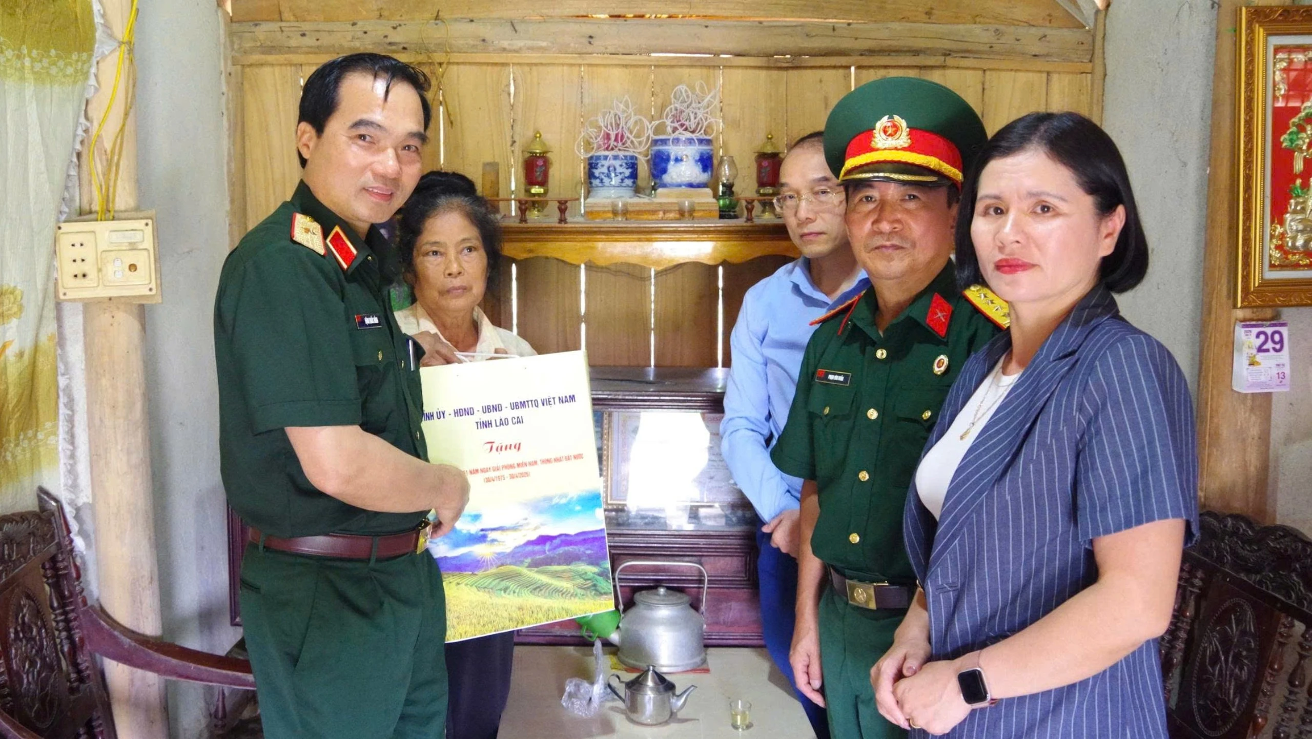 Đồng chí Chỉ huy trưởng Bộ Chỉ huy Quân sự tỉnh cùng đoàn công tác tặng quà bà Phạm Thị Vin.