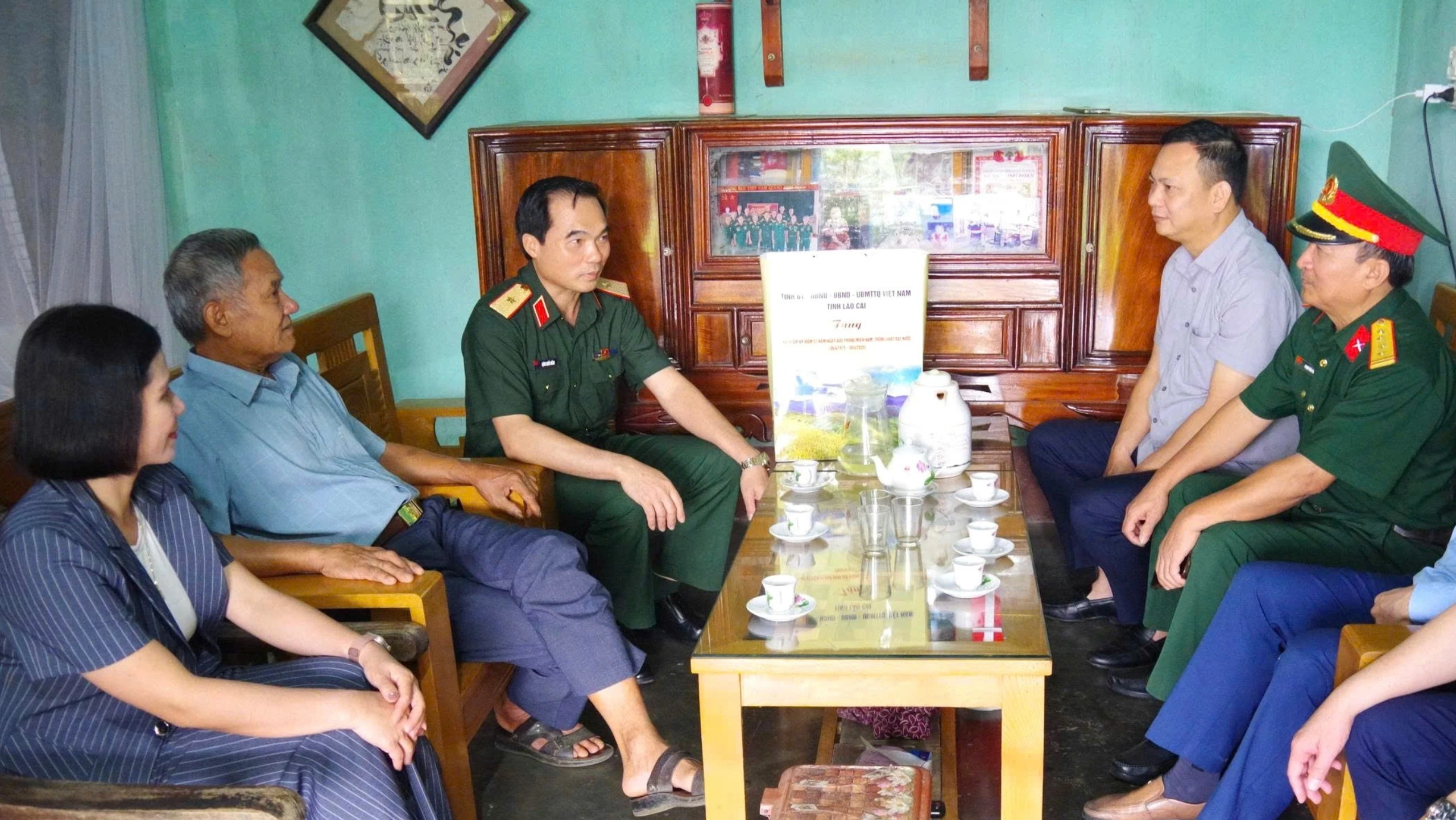 Đồng chí Thiếu tướng Đặng Quốc Đồng và Đoàn công tác tới thăm các gia đình chính sách tại xã Đông Cuông.