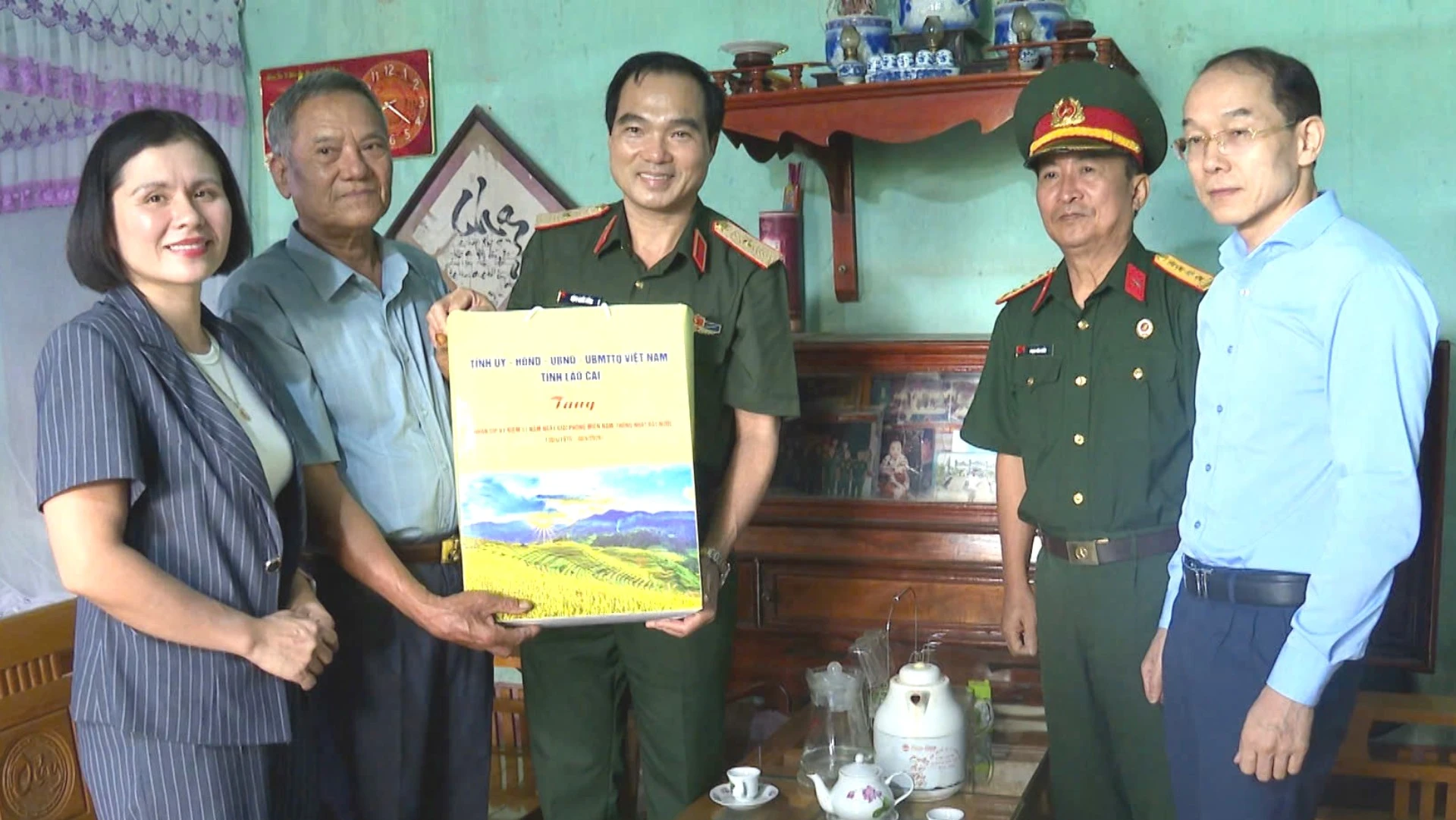 Đồng chí Thiếu tướng Đặng Quốc Đồng cùng đoàn công tác thăm, tặng quà gia đình công nhân, lao động, hộ nghèo tại xã Đông Cuông.