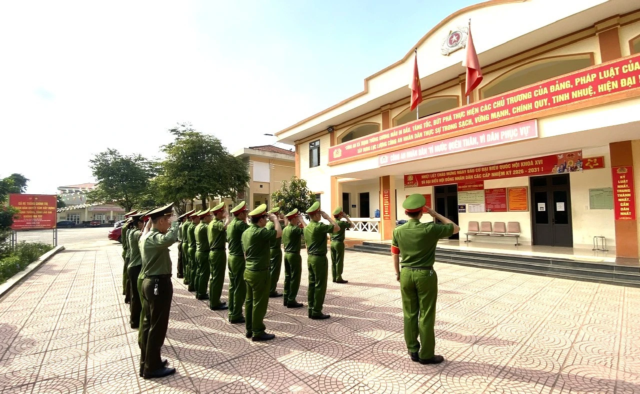 5-chi-bo-cong-an-xa-trinh-tuong-thuc-hien-nghi-le-chao-co.jpg