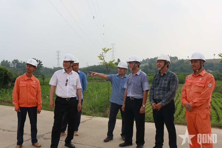Phó tổng giám đốc EVN Võ Quang Lâm (thứ ba, từ phải sang) kiểm tra công tác thi công tại vị trí cột 404 ở xã Lập Thạch, tỉnh Phú Thọ. Phó tổng giám đốc EVN Võ Quang Lâm (thứ ba, từ phải sang) kiểm tra công tác thi công tại vị trí cột 404 ở xã Lập Thạch, tỉnh Phú Thọ.